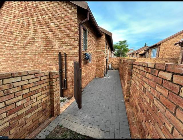 2 BEDROOM PROPERTY TO RENT IN KOSMOSDAL